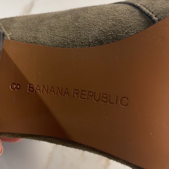 Banana Republic Shoes - Size 8 - Olive Green Suede Ankle Boots - Picture 6 of 7